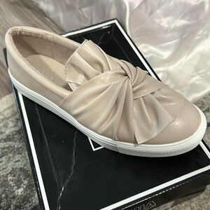 New in box.  MIA Zoe soft nappa.  Size 9
